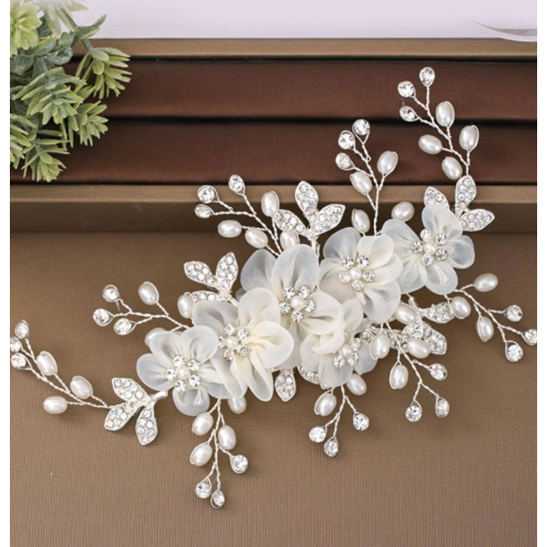 S�lv h�rn�l med smukke hvide blomster og perler