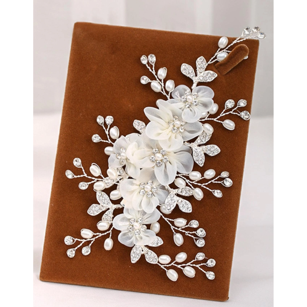 S�lv h�rn�l med smukke hvide blomster og perler