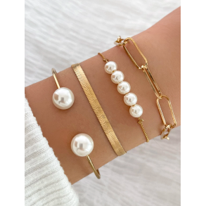 4 Stk. Armbnd med hvide perler og smarte detaljer