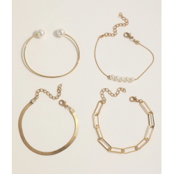 4 Stk. Armbnd med hvide perler og smarte detaljer