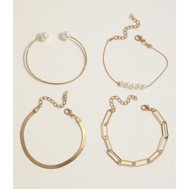 4 Stk. Armbnd med hvide perler og smarte detaljer