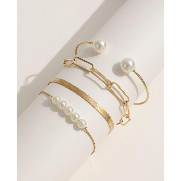 4 Stk. Armbnd med hvide perler og smarte detaljer