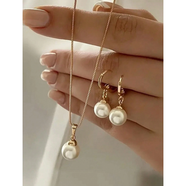 Smukt smykkest med hvide perler - Forgyldt