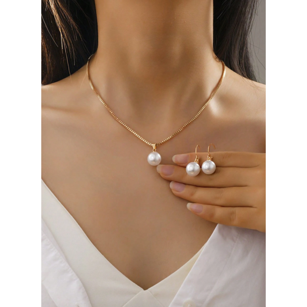 Smukt smykkest med hvide perler - Forgyldt