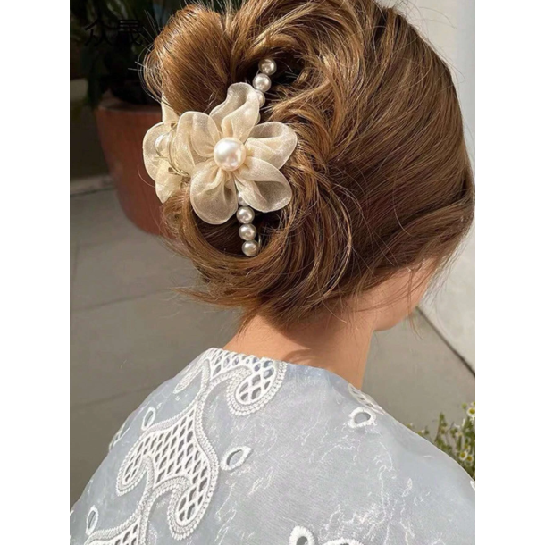 Hrklemme med hvide perler og mesh blomst