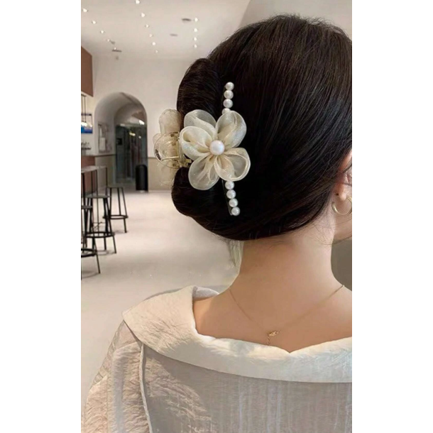 Hrklemme med hvide perler og mesh blomst