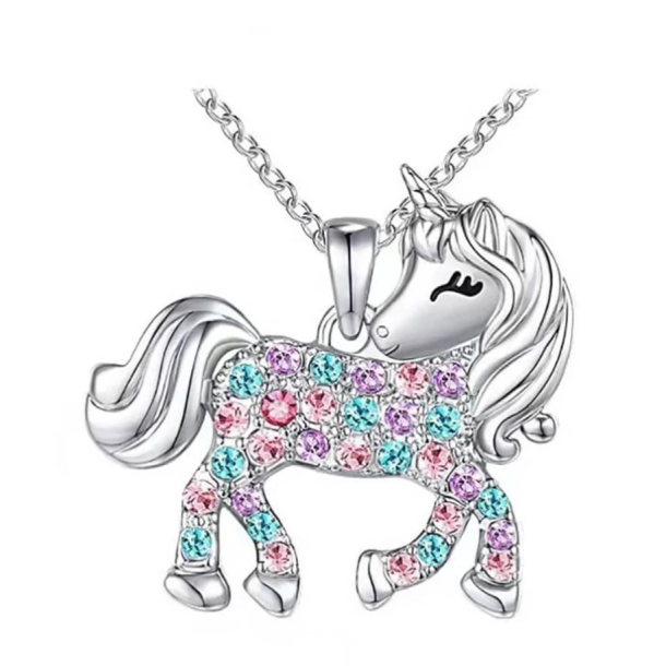 Smuk halskde med hest og farvede rhinesten