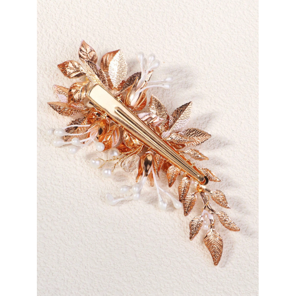 Hrklemme med blomster og perler i gylden nuancer 