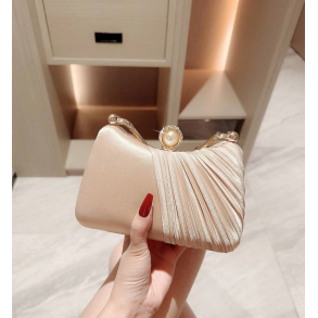 Champange farvet Clutch taske dekoreret med de smukkeste rhinesten