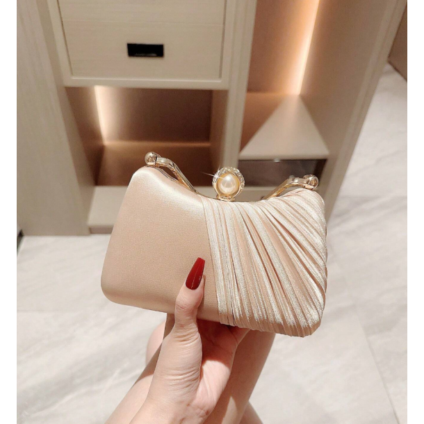 Champange farvet Clutch taske dekoreret med de smukkeste rhinesten