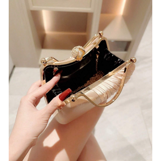 Champange farvet Clutch taske dekoreret med de smukkeste rhinesten