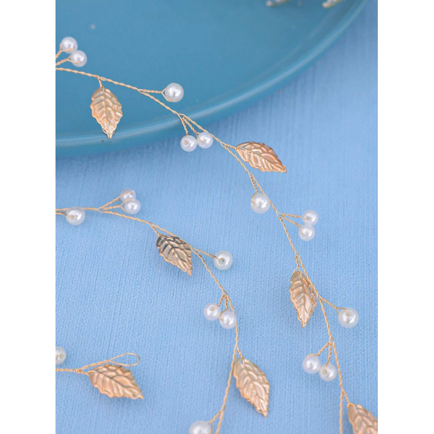 Langt hr smykke med fine hvide perler og forgyldt blade 