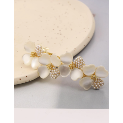 Patentspnde med smukke perler og blomster 