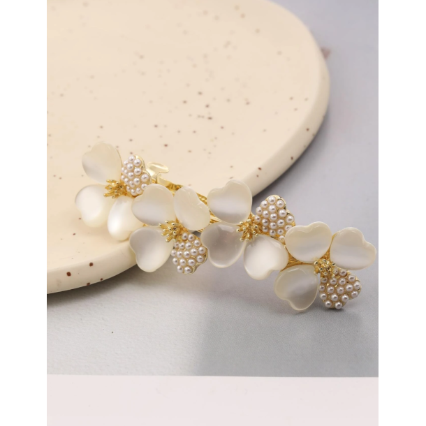 Patentspnde med smukke perler og blomster 