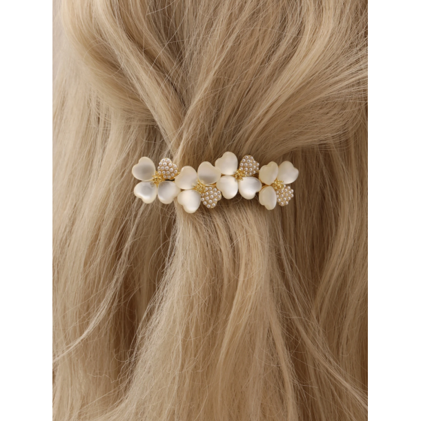 Patentspnde med smukke perler og blomster 