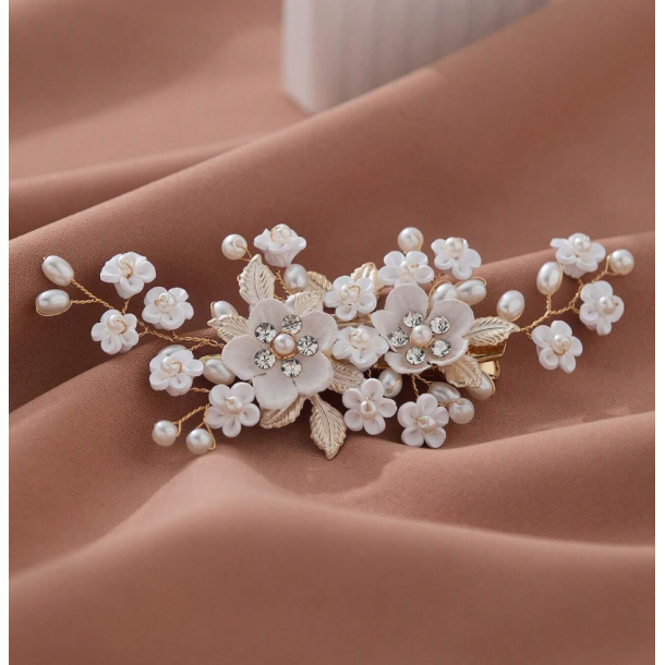 Guldfarvet hrclips med smukke blomster og sm sde perler 