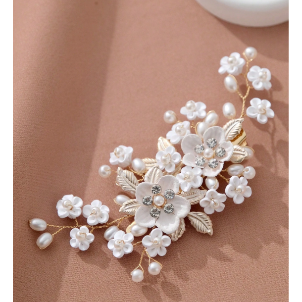 Guldfarvet hrclips med smukke blomster og sm sde perler 