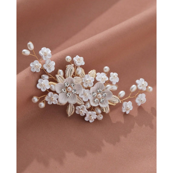 Guldfarvet hrclips med smukke blomster og sm sde perler 