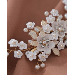 Guldfarvet hrclips med smukke blomster og sm sde perler 