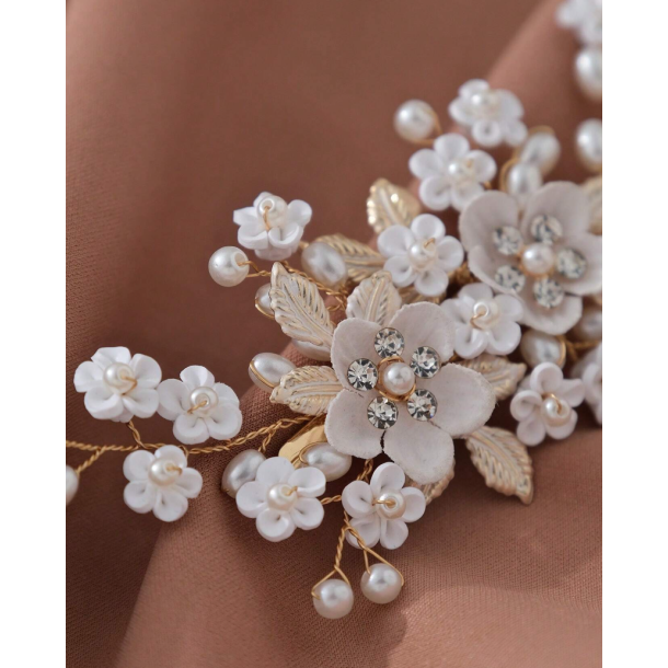 Guldfarvet hrclips med smukke blomster og sm sde perler 