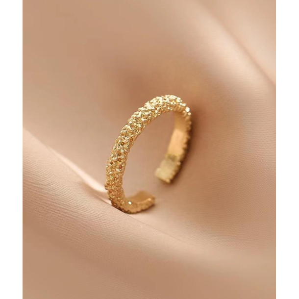 Justerbar ring i hamret mnster - Guld farvet