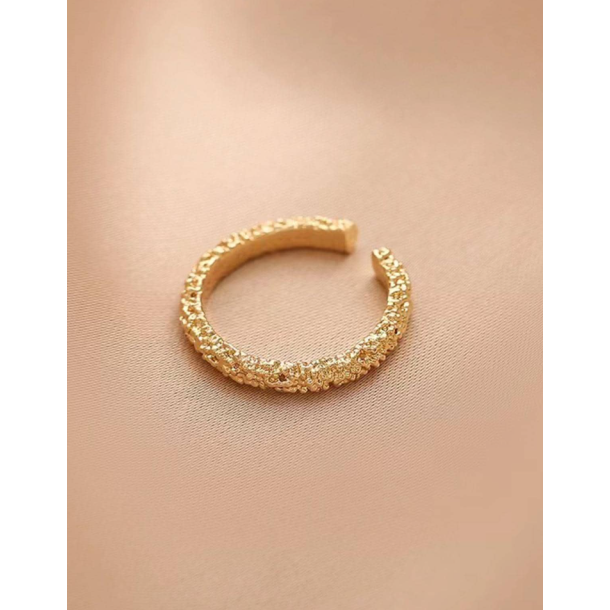 Justerbar ring i hamret mnster - Guld farvet