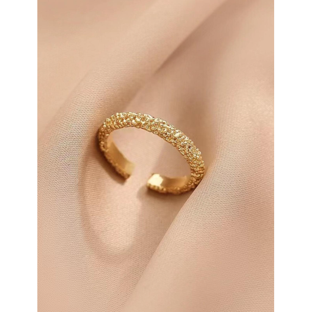 Justerbar ring i hamret mnster - Guld farvet