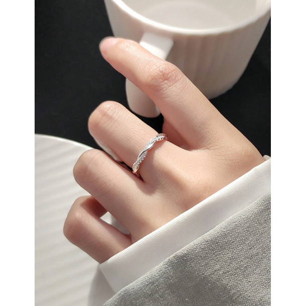 Twisted ring med rhinsten - Slv