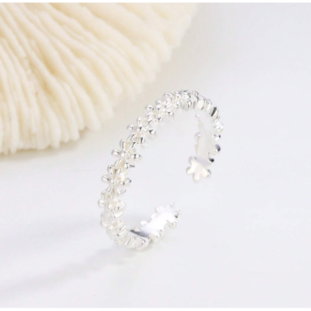 Fin ring med sm mini blomster med rhinesten - Slv