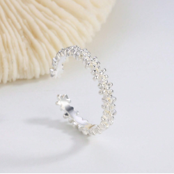 Fin ring med sm mini blomster med rhinesten - Slv