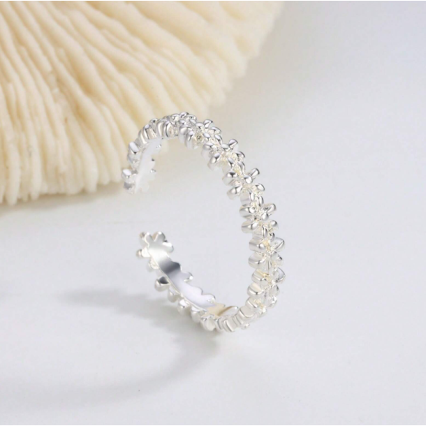 Fin ring med sm mini blomster med rhinesten - Slv