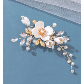 Forgyldt hrclips med smukke hvide blomster, forgyldte blade og krystalperler 