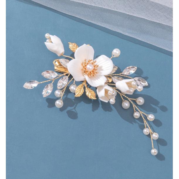 Forgyldt hrclips med smukke hvide blomster, forgyldte blade og krystalperler 