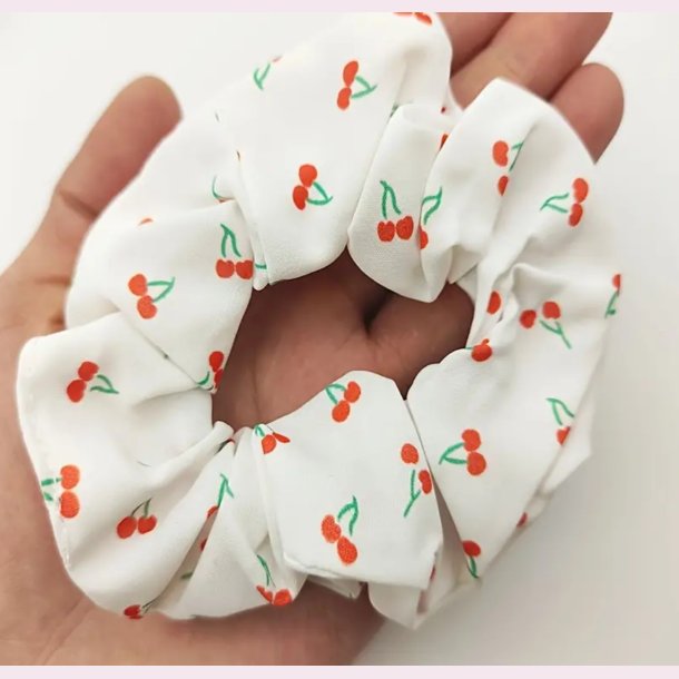 Elegant Kirsebr Scrunchie