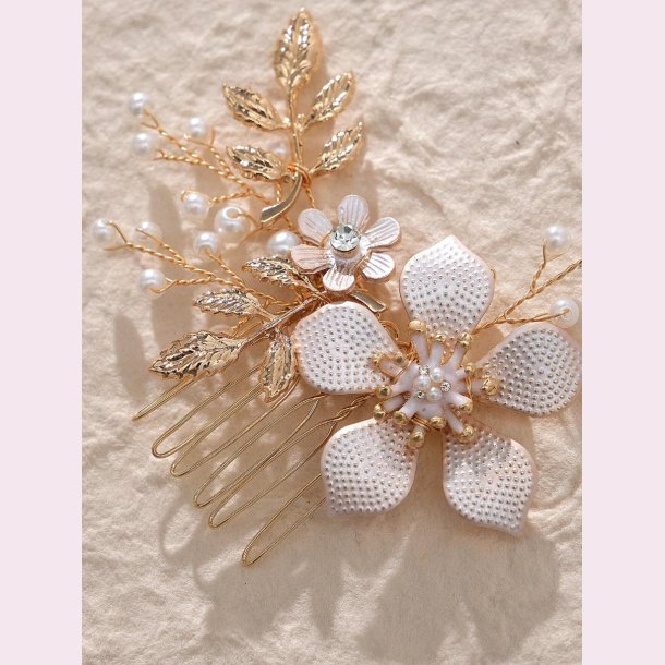 Guldfarvet hrnl med blomster, krystalperler og hvideperler 