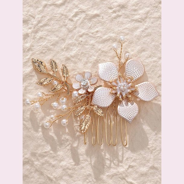 Guldfarvet hrnl med blomster, krystalperler og hvideperler 