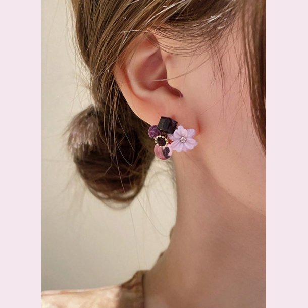 Sde lilla reringe med blomster og krystaller