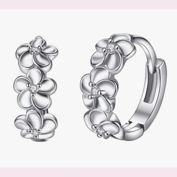 Smukke reringe med fine blomster og zirkonia sten