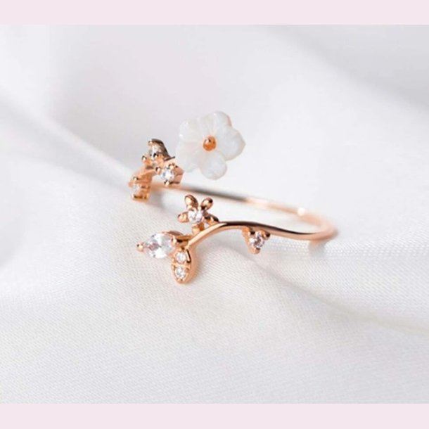 Utrolig smuk ring med fine sm blomster og sm zirkonia sten