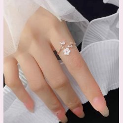 Utrolig smuk ring med fine sm blomster og sm zirkonia sten