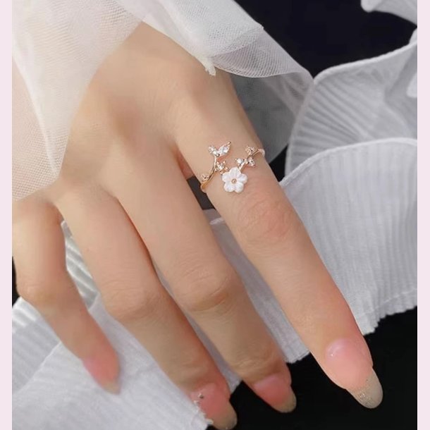 Utrolig smuk ring med fine sm blomster og sm zirkonia sten