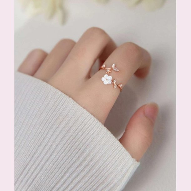 Utrolig smuk ring med fine sm blomster og sm zirkonia sten