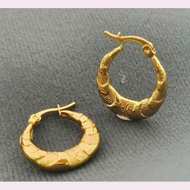 Forgyldt reringe med mnster