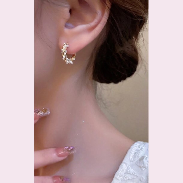 Snoet reringe med fine hvide perler  - Forgyldt