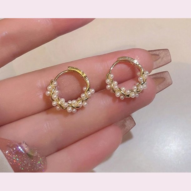 Snoet reringe med fine hvide perler  - Forgyldt