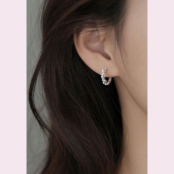 Snoet reringe med fine hvide perler  - Slv