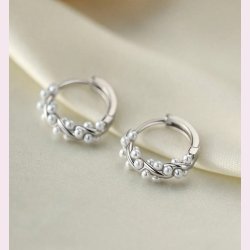 Snoet reringe med fine hvide perler  - Slv