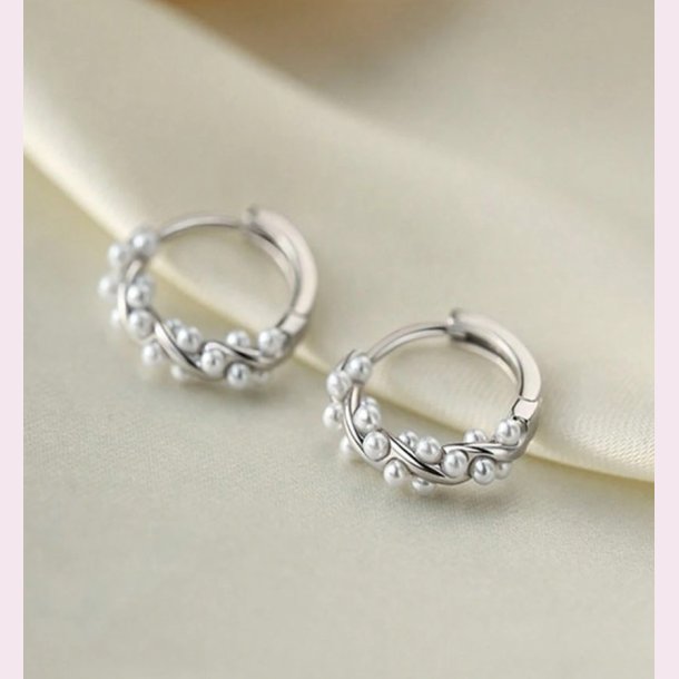 Snoet reringe med fine hvide perler  - Slv