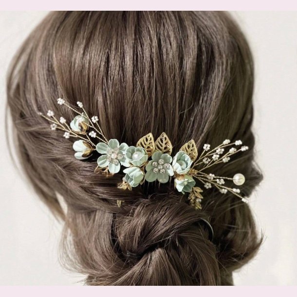 Forgyldt hrnl med de fineste grnne blomster og perler 