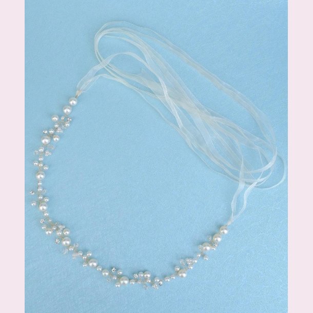 Satinblte med de smukkeste rhinestone og smukke perler